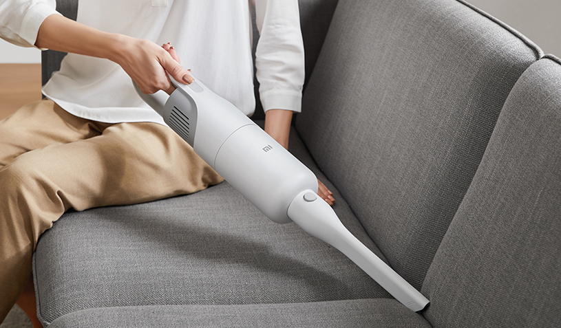 Вертикальный ручной пылесос Xiaomi Mi Handheld Vacuum Cleaner Light с удобной насадкой